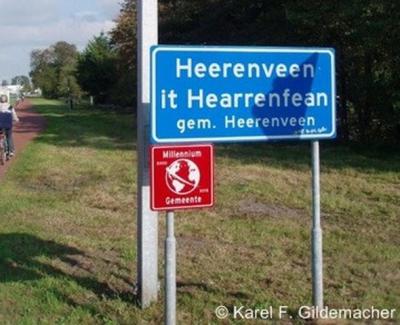 Het lidwoord van de Friese spelling van Heerenveen hoort - zoals íeder lidwoord van plaatsnamen - met een hoofdletter, maar de gemeente is daar niet consequent in. Bijvoorbeeld de plaatsnaamborden zijn deels met hoofdletter I, deels met kleine i gespeld.