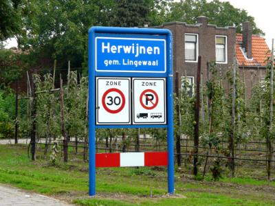 Het dorp Herwijnen is een zelfstandige gemeente t/m 1985. In 1986 gaat het dorp op in de gemeente Lingewaal, die op haar beurt in 2019 opgaat in de gemeente West Betuwe. (© H.W. Fluks)