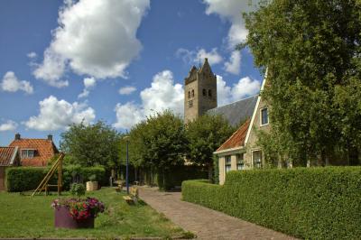 Hilaard, de kerktoren uit 1245 is het oudste deel van de kerk en het oudste object in het dorp. (© Jan Dijkstra, Houten)