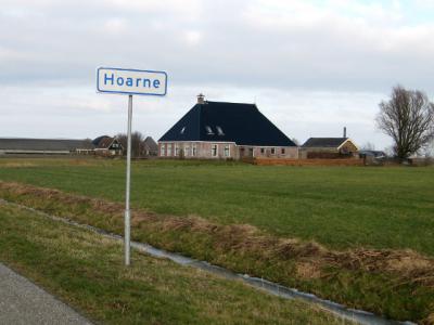 Volgens de bebording ter plekke zou de buurtschap Hoarne maar een pand omvatten, namelijk deze boerderij op Harnsterdyk 6. Maar wellicht vallen enkele andere panden aan deze dijk er ook nog toe te rekenen.