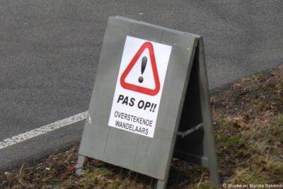 Meestal waarschuwt men met borden wandelaars voor snelverkeer, maar tijdens een wandeltocht in Hoenderloo, in april 2015, was het net andersom...