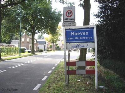  Hoeven is een dorp in de provincie Noord-Brabant, in de regio West-Brabant, en daarbinnen in de streek Baronie en Markiezaat, gemeente Halderberge. Het was een zelfstandige gemeente t/m 1996.