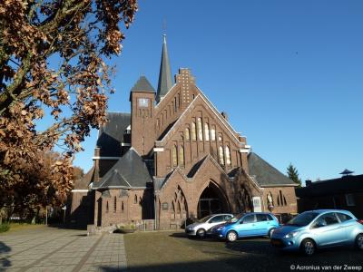 De huidige kerk St. Jan de Doper met pastorie dateert uit 1929 en is een opvolger van de kruiskerk die uit circa 1500 dateerde en begin 20e eeuw te klein werd. De kerk wordt in 2022 getransformeerd tot een van de mooiste dorpshuizen/MFC's van ons land.