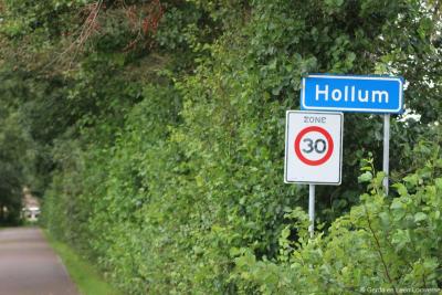 Hollum is een dorp in de provincie Fryslân, in de regio Waddengebied, op het eiland en in de gemeente Ameland. Hier kom je het dorp in een zeer groene omgeving binnen. Gelukkig blijven het plaatsnaambord en het 30-km-zonebord door snoeien goed zichtbaar.