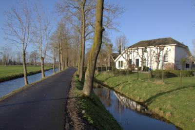 Buurtschap Houtdijk ligt aan de gelijknamige smalle weg, met aan weerszijden een waterloop (© Jan Dijkstra, Houten)