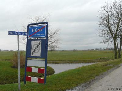 Het kleine dorp Húns heeft maar een straatnaam. Deze is gelijk aan de plaatsnaam: Húns dus.