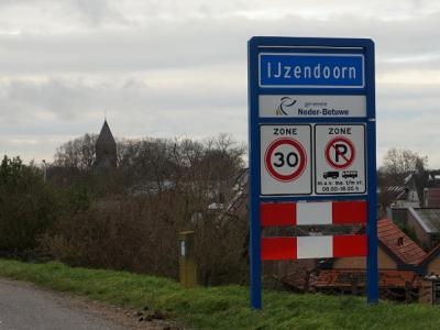 IJzendoorn is een dorp in de provincie Gelderland, in de streek Betuwe, gemeente Neder-Betuwe. Het was een zelfstandige gemeente t/m 30-4-1923. Per 1-5-1923 over naar gemeente Echteld, in 2002 over naar gemeente Neder-Betuwe. (© H.W. Fluks)