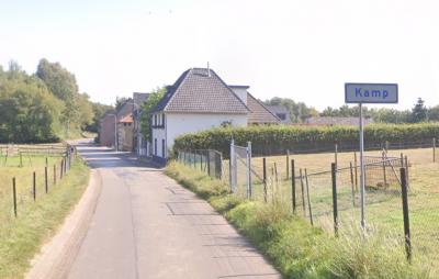 Kamp is een buurtschap in de provincie Limburg, in de regio's Heuvelland en Parkstad, gemeente Beekdaelen. T/m 2018 gemeente Nuth. De buurtschap valt onder het dorp Nuth. (© Google StreetView)