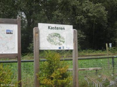 De buurtschap Kasteren heeft geen officiële plaatsnaamborden, maar heeft in 2009 wél een fraai informatiepaneel gekregen met daarop wetenswaardigheden over de buurtschap, én de plaatsnaam er groot op vermeld. Pluim voor de gemeente Boxtel!