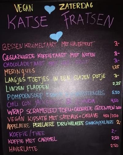 Een andere gastronomische toptent in Kats is Katse Fratsen. Brood, taart en koek komen er vers uit de oven. Ze hebben ook verse sappen, thee en koffie en verpakt ijs. Regelmatig post ze op de Facebookpagina wat er die dag aan lekkernijen te vinden is.
