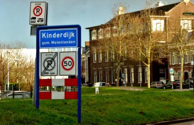 Kinderdijk is een dorp in de provincie Zuid-Holland, in de streek Alblasserwaard, gemeente Molenlanden. T/m 2012 gemeente Nieuw-Lekkerland. In 2013 over naar gemeente Molenwaard, in 2019 over naar gemeente Molenlanden. (© Jan Oosterboer)