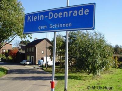 Getuige deze foto uit 2004 heeft buurtschap Klein-Doenrade in ieder geval tot dan nog een eigen bebouwde kom, met dús blauwe plaatsnaamborden (komborden), met de correcte spelling: mét koppelteken.