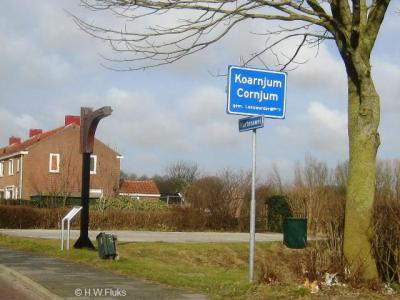 In 2009 zijn de plaatsnamen in de gemeente Leeuwarderadeel officieel Friestalig geworden. Zo heet Cornjum nu Koarnjum. Als service naar de 'Hollanders' die daar nog aan moeten wennen, staat de Nederlandse variant er op de plaatsnaamborden nog wel onder.