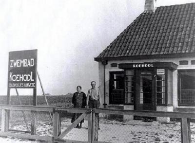In Koehool was vroeger (tot medio jaren zeventig) op nr. 19 Café Koehool gevestigd met 'zwembad' (= zwemgelegenheid in de Waddenzee). (© www.oudtzummarum.nl)