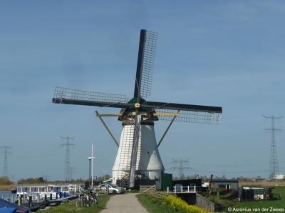 Van dichtbij ziet de Kortlandse Molen er zo uit. De molen bemaalt tegenwoordig op vrijwillige basis de polder Kortland. De Kortlandse Molen is sinds 1986 eigendom van de SIMAV. Hij wordt bewoond en is niet te bezoeken.