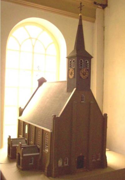 Krommeniedijk, houten schaalmodel (1:13) van de Hervormde kerk, vervaardigd door inwoner Pieter Koning t.b.v. de optocht t.g.v. het 700-jarig bestaan van het dorp in 1980. Lees onder het kopje Beeld het mooie verhaal over het ontstaan van dit schaalmodel.