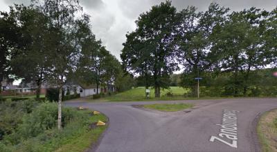 Buurtschap Kroonsfeld ligt rond deze minibrink, op de foto komend vanuit de Zandumerweg die rechtsaf zijn weg vervolgt, met linksaf de Kroonsfelderweg naar de dorpskern van Oldekerk (© Google)