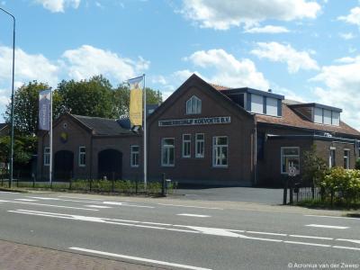 Een niet te missen complex in buurtschap Kruisstraat is dat van Timmerbedrijf Koevoets.