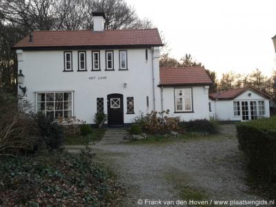In buurtschap Laareind was vroeger sprake van een Landgoed en Kasteel Laar. Dit huis (Cuneraweg 23) is daar kennelijk naar genoemd.