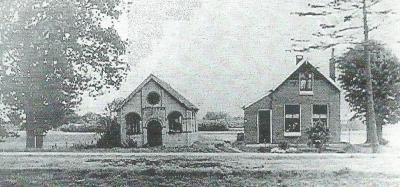 In 1908 krijgt buurtschap Langerak bij Geesbrug een eigen gereformeerd kerkje ('evangelisatielokaal', links op de foto). In 1911 komt de pastorie rechts ervan gereed. Het kerkje is in 1916 een lagere school geworden en is inmiddels afgebroken.