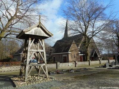 Langeveen, de huidige H. Pancratiuskerk dateert uit 1925. De houten klokkenstoel staat op het kerkhof.