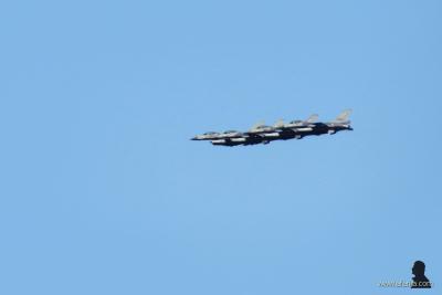 Meestal opereren de F16's van Vliegbasis Leeuwarden in tweetallen en keren ze ook twee aan twee terug op de basis. Op 10 augustus 2018 had de fotograaf van deze foto het geluk om 4 F16's in strakke formatie te zien terugkeren. (© www.afanja.com)