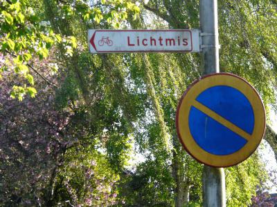 Buurtschap De Lichtmis, N van Zwolle, heeft geen plaatsnaambordjes, alleen richtingbordjes in de omgeving die je de weg ernaartoe wijzen. De spelling van de naam is niet eenduidig; de plaatsnaam wordt afwisselend met en zonder 'De' ervoor gespeld.