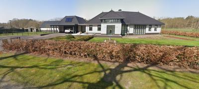 In buurtschap Loo bij Nistelrode vind je nog veel (al dan dan niet oude en monumentale) boerderijen, maar ook moderne villa's, zoals dit stulpje op nr. 57 dat in 2021 voor ca. 1.800.000 euro te koop heeft gestaan, en op deze pagina beschreven wordt.