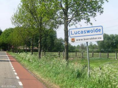 Lucaswolde was met ca. 200 inwoners het kleinste dorp van de voormalige gemeente Marum. Het heeft geen eigen voorzieningen en werkt daarom op veel gebieden samen met buurdorp Boerakker, zoals o.a. blijkt uit de vermeldingen onder de plaatsnaamborden.