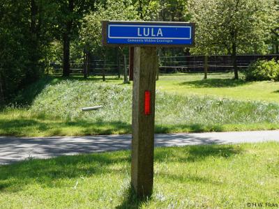 In 2018 is het plaatsnaambordje van buurtschap Lula vervangen door dit bordje, met de nieuwe gemeentenaam Midden-Groningen eronder.