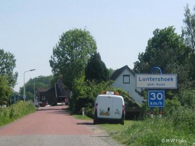 Luntershoek is een buurtschap in de provincie Zeeland, in de streek Zeeuws-Vlaanderen, gemeente Hulst. T/m 30-6-1936 gemeente Stoppeldijk. Per 1-7-1936 over naar gem. Vogelwaarde, per 1-4-1970 over naar gem. Hontenisse, in 2003 over naar gem. Hulst.