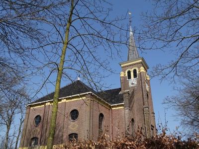 De Hervormde (PKN) kerk in Lutjegast dateert uit 1877 en is een zaalkerk met een aangebouwd dwarspand met toren. Bij de bouw is gebruikgemaakt van materiaal van de gesloopte voorganger uit de middeleeuwen. (©Harry Perton/https://groninganus.wordpress.com)