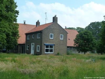 Luttelgeest heeft maar 2 gemeentelijke monumenten: de voormalige RK kerk en deze boerderij uit 1951-'52 met schuur van A.D. van Eck op Uiterdijkenweg 33.