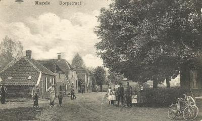 Magele, Dorpstraat, ansichtkaart uit begin 20e eeuw. Voor nadere toelichting zie het kopje Beeld.