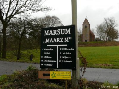 Het dorpje Marsum is zó klein dat alle inwoners op dit bord staan vermeld. Maar ze hebben mooi wél een van de oudste en fraaiste middeleeuwse kerken van Groningen!