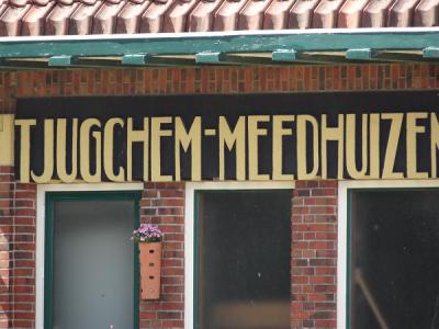 Het stationsgebouw van het vroegere station Tjuchem-Meedhuizen is bewaard gebleven. Het is aan het opschrift nog duidelijk als zodanig herkenbaar. Tjuchem werd in die tijd nog met -gch- gespeld. (© Harry Perton/https://groninganus.wordpress.com)