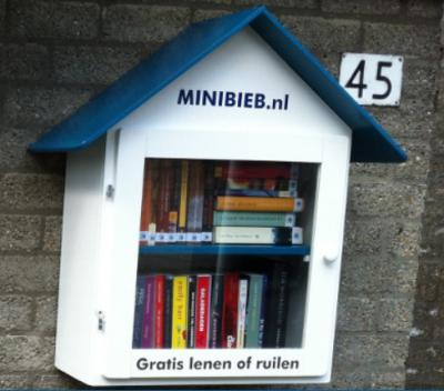Hans Singerling uit Wijk aan Zee is in 2014 een 'Minibieb' aan huis begonnen. Voorbijgangers mogen daar een boek uit meenemen om te lezen. De bedoeling is dat zij er ook weer een boek dat zij zelf overhebben, in terug doen. (© www.minibieb.nl)