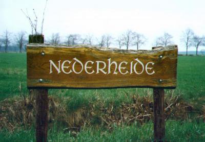 De buurtschap Nederheide had o.a. dit fraaie houten plaatsnaambord aan de Roosendaalse kant. Helaas is dit bord in de loop der jaren verweerd en vervolgens verdwenen. Jammer! Het was nu net zo'n mooi voorbeeld van hoe het ook kan... (© Geert de Bruijn)