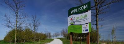 Vrijwilligers uit Nieuwe Wetering hebben onder het motto 'Maak van de nood een deugd' en 'Natuurbeleving in en om het dorp' in 2014 een strook grond tussen de Hogesnelheidslijn (HSL) en het dorp omgetoverd tot Natuurbelevingstuin De Bult.