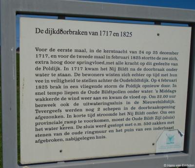 Nieuwebildtzijl / Nieuwebildtdijk, informatiepaneel over de dijkdoorbraken alhier in 1717 en 1825.