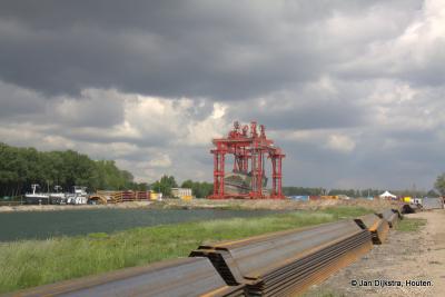 In het kader van de aanleg van de 3e kolk in de Prinses Beatrixsluis is men hier bezig met het verplaatsen van Kazemat Schalkwijkerwetering, een van de vele megaklussen van dit project; het ding weegt 1,6 miljoen kilo...