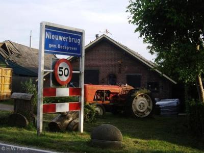 Nieuwerbrug is een bijzonder dorp. O.a. omdat het tot 1964 onder vier gemeenten viel, zie daarvoor de hoofdstukken Status en Geschiedenis.
