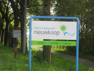 Nieuwkoop is een dorp en gemeente in de provincie Zuid-Holland, in de regio's Holland Rijnland en Groene Hart. Met dit mooie bord word je er gastvrij welkom geheten.