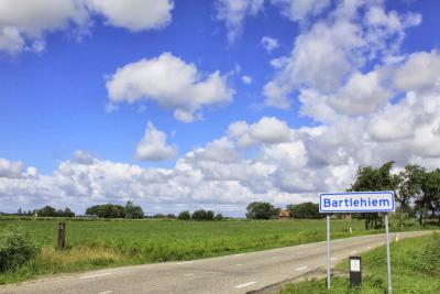 De nieuwe gemeente Noardeast-Fryslân heeft maar liefst 51 dorpen, 56 buurtschappen en 1 stad, alle de moeite waard om eens wandelend of fietsend te bezoeken. 16 ervan laten we hier vast zien. Te beginnen met de landelijk bekende buurtschap Bartlehiem.