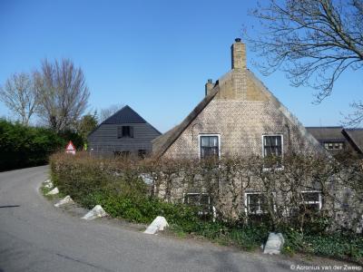Ook de boerderij met 18e-eeuws voorhuis en 19e-eeuwse schuur op Noldijk 155-157 is een gemeentelijk monument.
