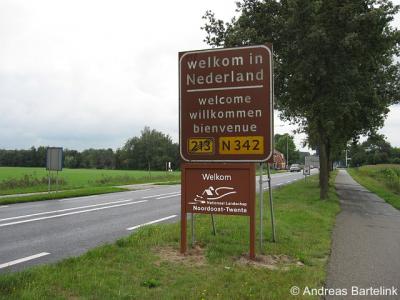 Als je vanuit Duitsland bij Noord Deurningen Nederland binnenkomt, word je tegelijkertijd welkom geheten in Nederland en in Nationaal Landschap Noordoost-Twente.