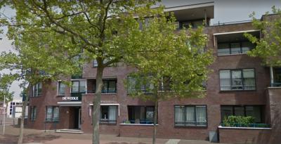 Het Groningse dorp Ommelanderwijk is in de regio bekend onder de naam De Wieke. Dat is ook de naam van dit in 2005 gerealiseerde appartementencomplex, op de plek van het in 2001 afgebrande Hotel Spelde. (© Google)