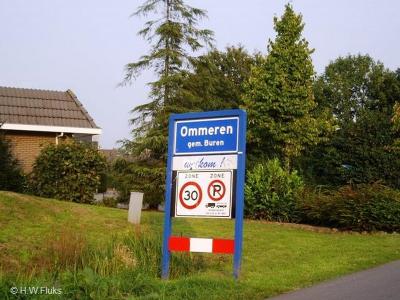 Het dorp Ommeren viel vanouds onder de gemeente Lienden, die in 1999 is opgegaan in de gemeente Buren.