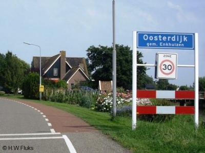 De buurtschap Oosterdijk omvat slechts ca. 30 huizen, maar die staan wel redelijk compact bij elkaar, vandaar dat de buurtschap toch een eigen 'bebouwde kom' heeft, met blauwe plaatsnaamborden en 30 km-zone.