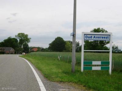 Het piepkleine dorp Oud Avereest heeft geen kern van enige omvang, daarom heeft het geen 'bebouwde kom' en heeft het witte plaatsnaamborden in plaats van blauwe. Het dorpje heeft geen eigen postcode en ligt voor de postadressen daarom 'in' Balkbrug.